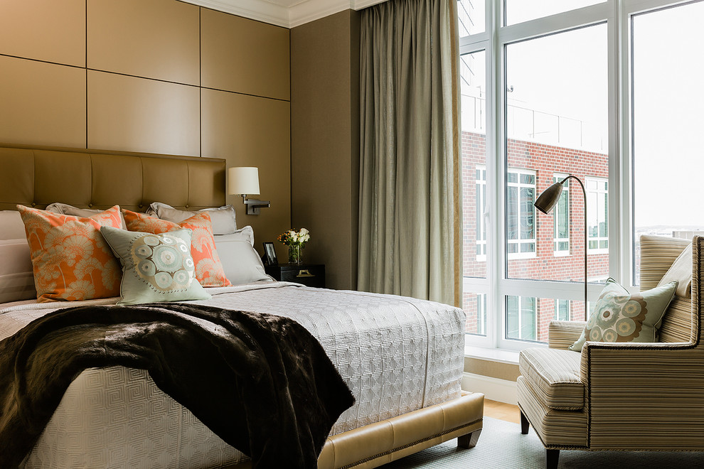 На фото: хозяйская спальня среднего размера в современном стиле с бежевыми стенами и светлым паркетным полом с
