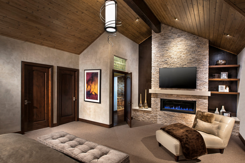 Mittelgroßes Modernes Hauptschlafzimmer mit grauer Wandfarbe, Teppichboden, Gaskamin, Kaminumrandung aus Stein und beigem Boden in Denver
