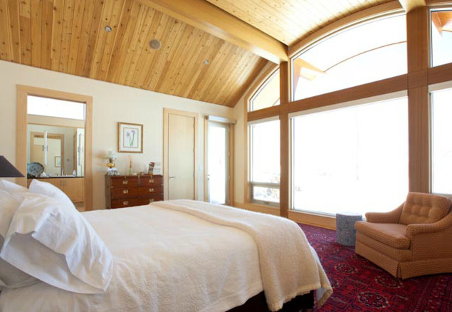 Ejemplo de dormitorio principal actual grande con paredes beige y moqueta