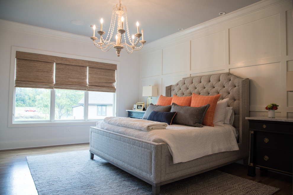 Diseño de dormitorio principal tradicional renovado de tamaño medio sin chimenea con paredes blancas, suelo de madera en tonos medios y suelo gris