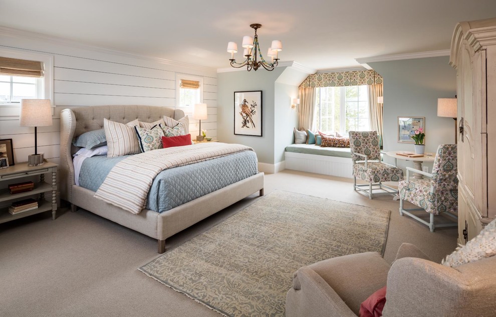 Landhaus Schlafzimmer mit weißer Wandfarbe, Teppichboden und beigem Boden in Denver