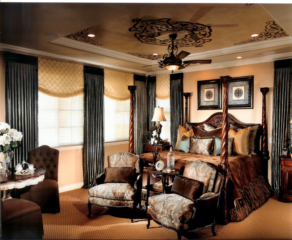Foto di una camera da letto classica con moquette