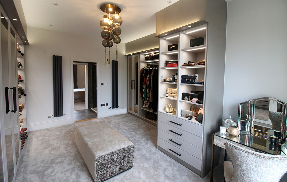 Idéer för att renovera en stor funkis garderob, med heltäckningsmatta och grått golv