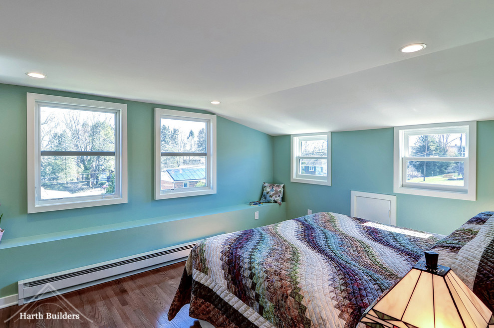 Idée de décoration pour une petite chambre parentale style shabby chic avec un mur bleu, un sol en bois brun et aucune cheminée.