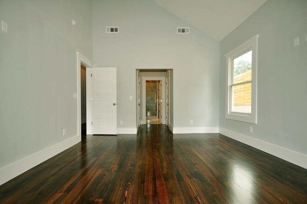 Inspiration pour une grande chambre parentale minimaliste avec un mur gris, un sol en bois brun et aucune cheminée.