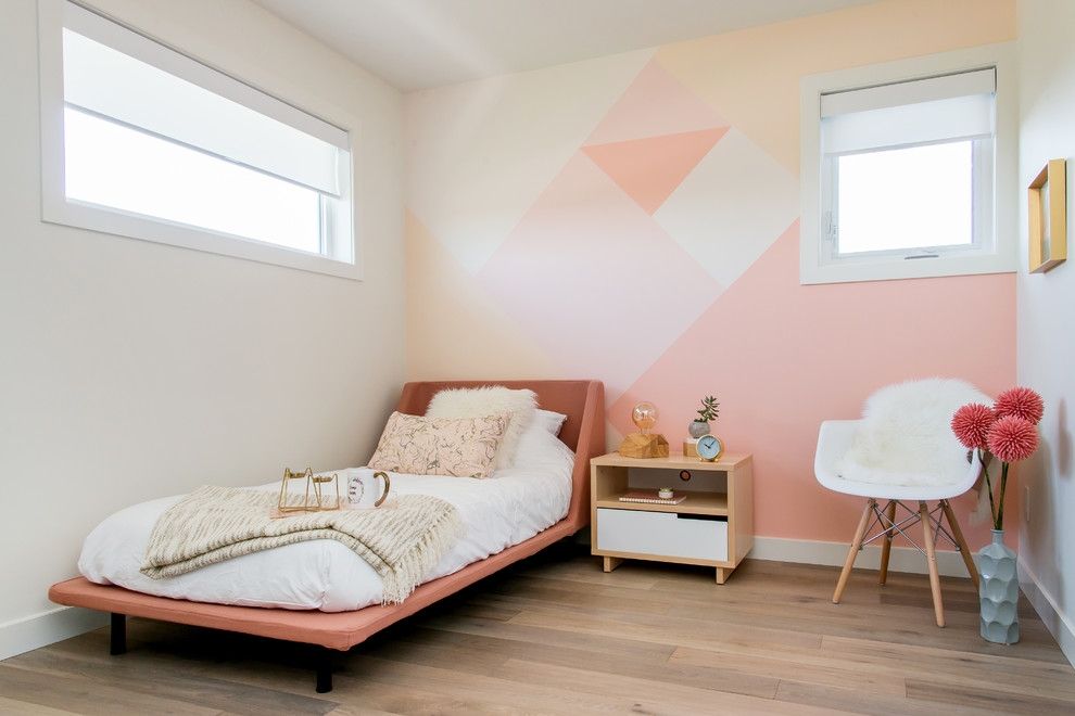 Klassisches Gästezimmer ohne Kamin mit rosa Wandfarbe und hellem Holzboden in Sonstige