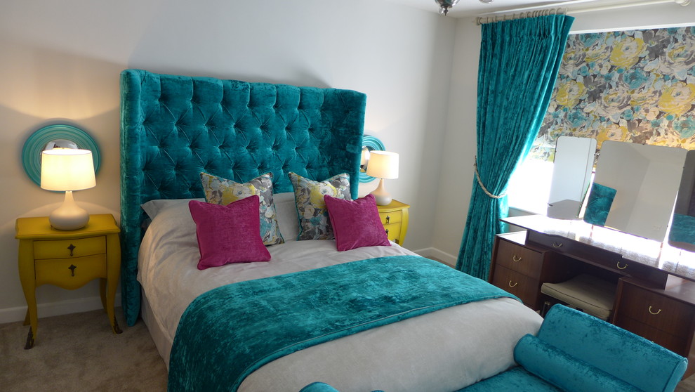 Свежая идея для дизайна: хозяйская спальня среднего размера в современном стиле с серыми стенами и ковровым покрытием - отличное фото интерьера