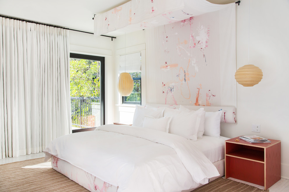 На фото: спальня среднего размера на антресоли в стиле фьюжн с белыми стенами и белым полом