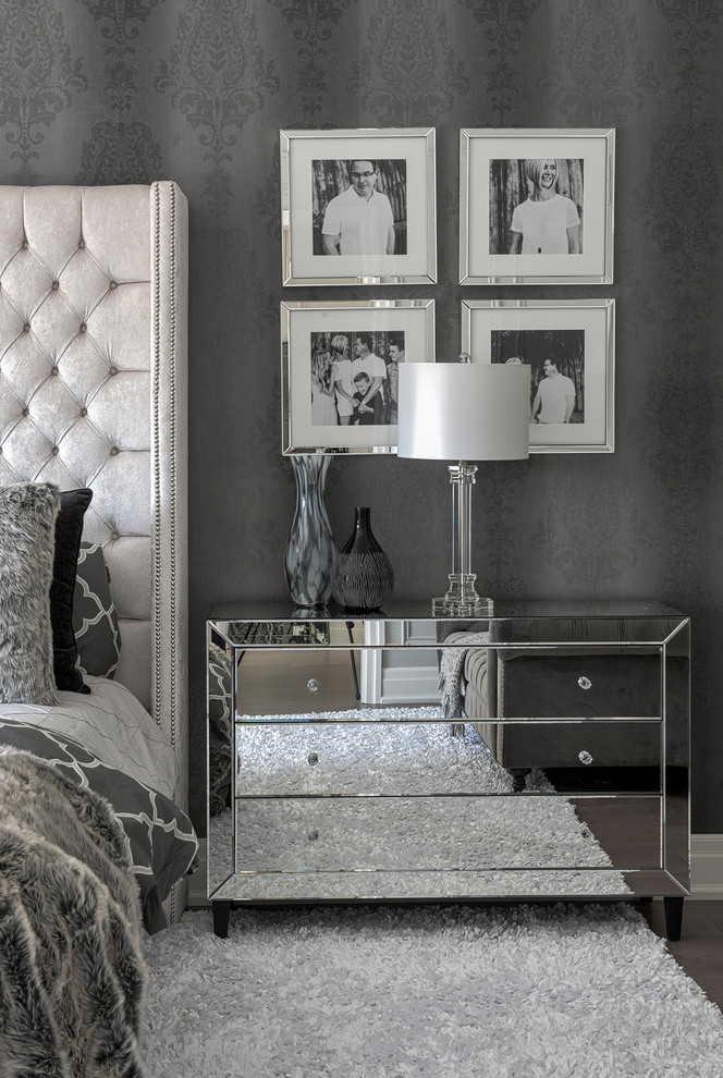 На фото: хозяйская спальня среднего размера в стиле неоклассика (современная классика) с серыми стенами, ковровым покрытием, горизонтальным камином и белым полом с