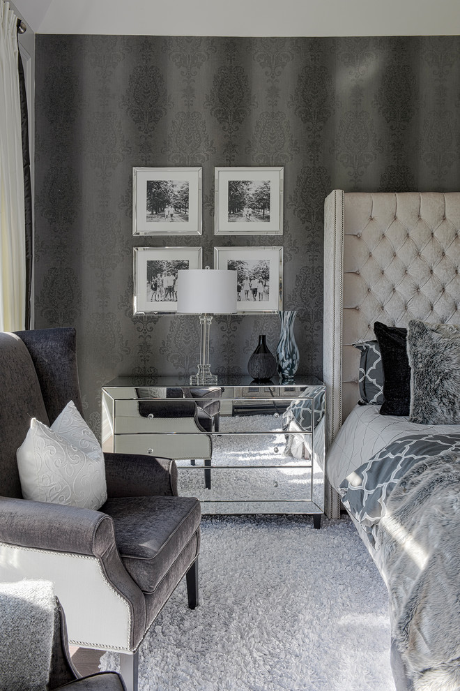 Imagen de dormitorio principal clásico renovado de tamaño medio con paredes grises, moqueta, chimenea lineal y suelo blanco