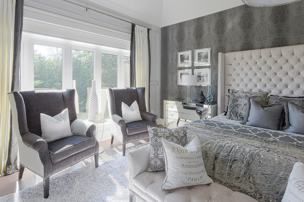 На фото: хозяйская спальня среднего размера в стиле неоклассика (современная классика) с серыми стенами, ковровым покрытием, горизонтальным камином и белым полом