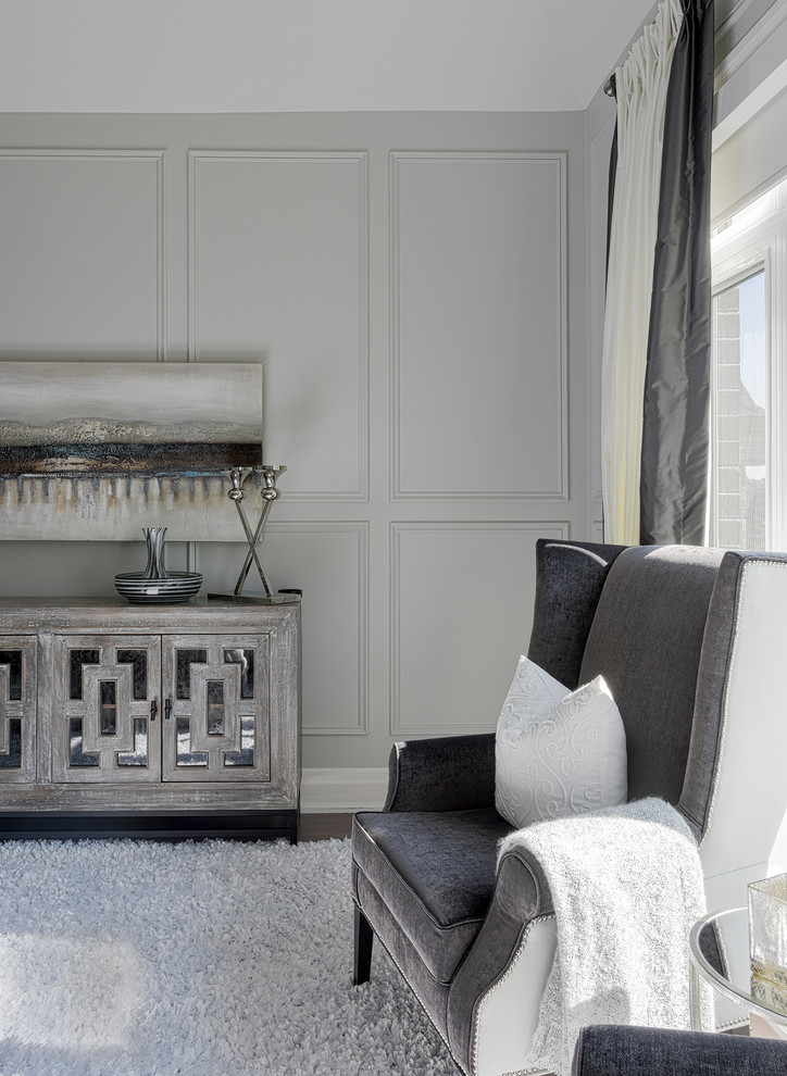 Идея дизайна: хозяйская спальня среднего размера в стиле неоклассика (современная классика) с серыми стенами, ковровым покрытием, горизонтальным камином и белым полом