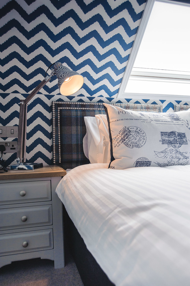 Modelo de dormitorio principal bohemio pequeño con paredes azules