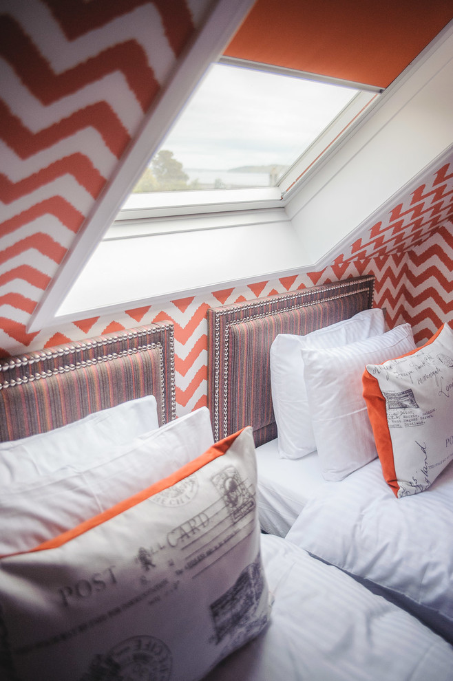 Diseño de dormitorio principal bohemio pequeño con parades naranjas
