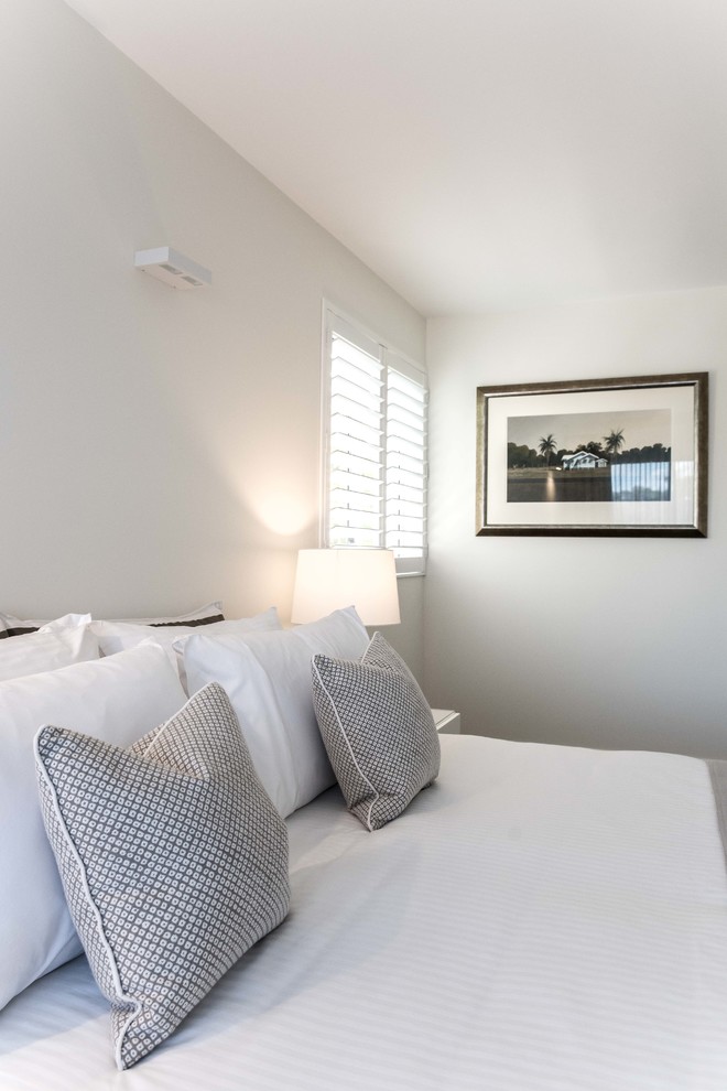 Kleines Maritimes Hauptschlafzimmer mit weißer Wandfarbe in Sunshine Coast