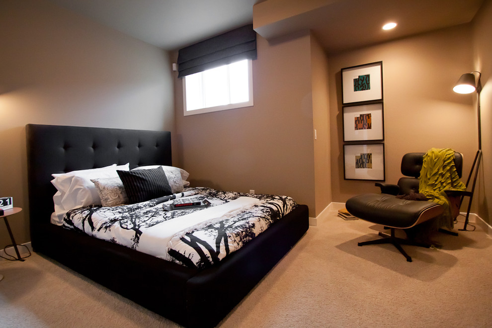 Idéer för ett litet modernt sovrum, med bruna väggar, mellanmörkt trägolv, en standard öppen spis och en spiselkrans i trä