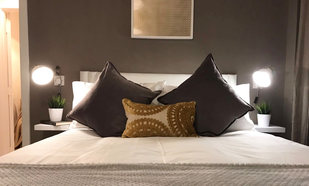 Immagine di una camera degli ospiti minimalista di medie dimensioni con pareti marroni, moquette e pavimento grigio