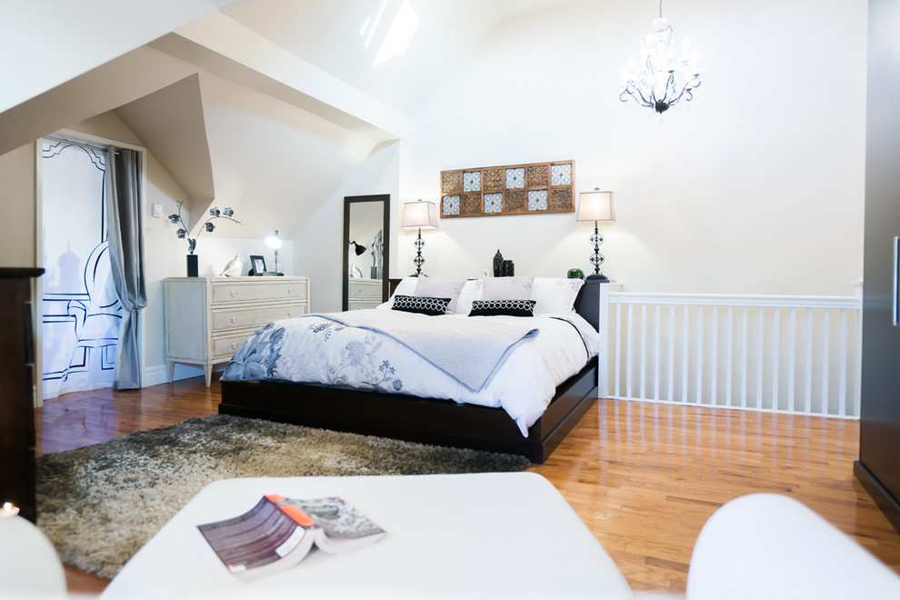 Imagen de dormitorio principal contemporáneo grande con paredes grises, suelo de madera en tonos medios y suelo marrón