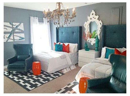 На фото: большая гостевая спальня (комната для гостей) в стиле фьюжн с серыми стенами и ковровым покрытием с