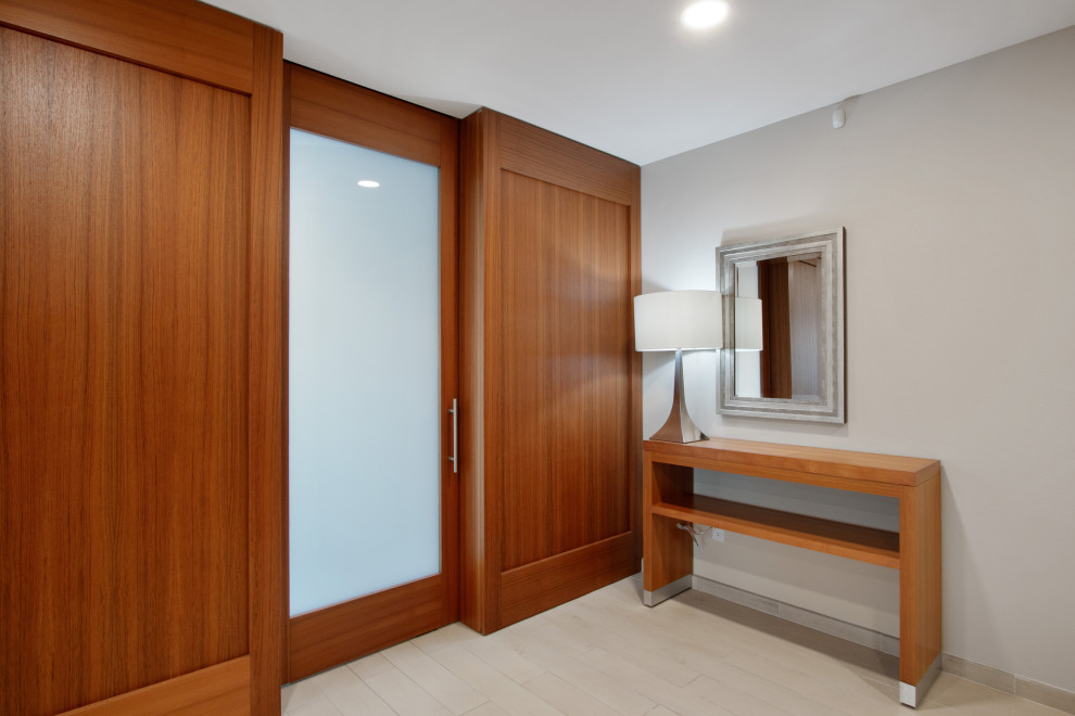 Diseño de habitación de invitados minimalista grande con paredes multicolor, suelo de baldosas de cerámica y suelo beige