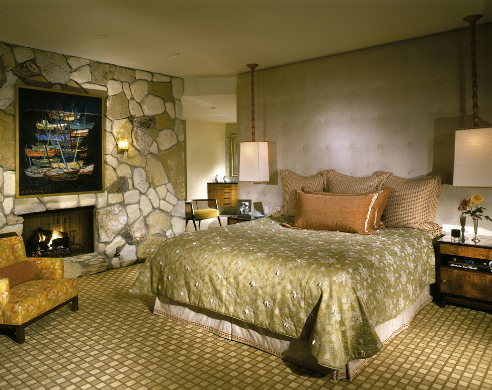 Diseño de dormitorio principal retro de tamaño medio con paredes beige, moqueta, todas las chimeneas, marco de chimenea de piedra y suelo beige