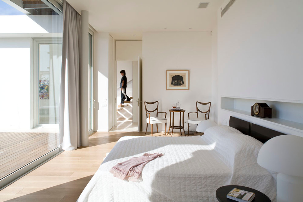 Inspiration for a modern bedroom in Tel Aviv.