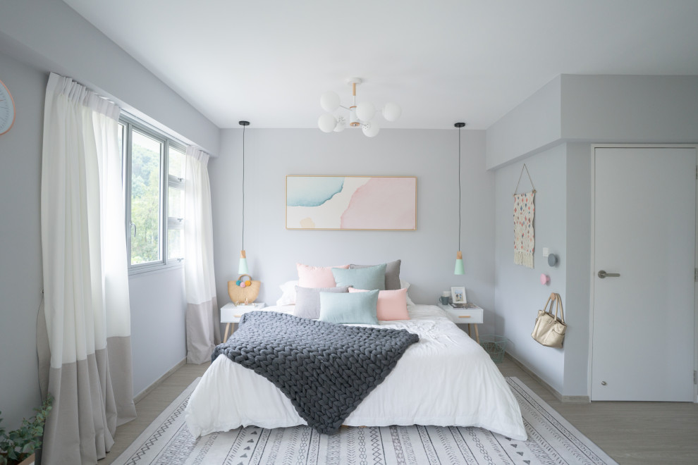 На фото: спальня в скандинавском стиле с серыми стенами, светлым паркетным полом и бежевым полом с