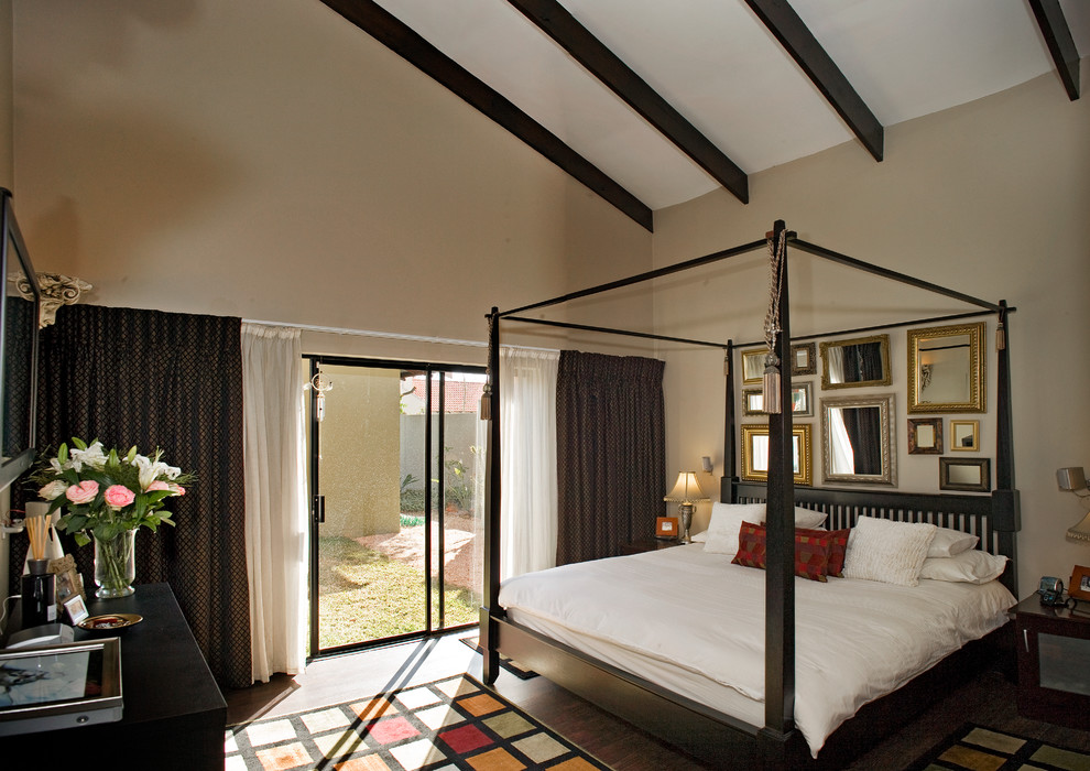 Свежая идея для дизайна: спальня в стиле фьюжн с бежевыми стенами - отличное фото интерьера