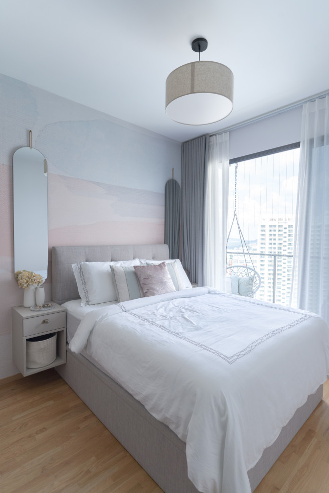 Idee per una camera da letto minimal di medie dimensioni con pareti multicolore e pavimento beige
