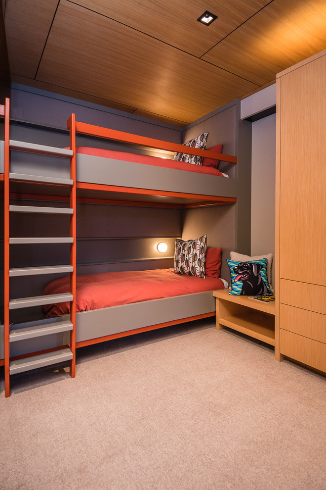 Foto di una camera da letto minimalista di medie dimensioni con pareti multicolore, moquette e pavimento beige