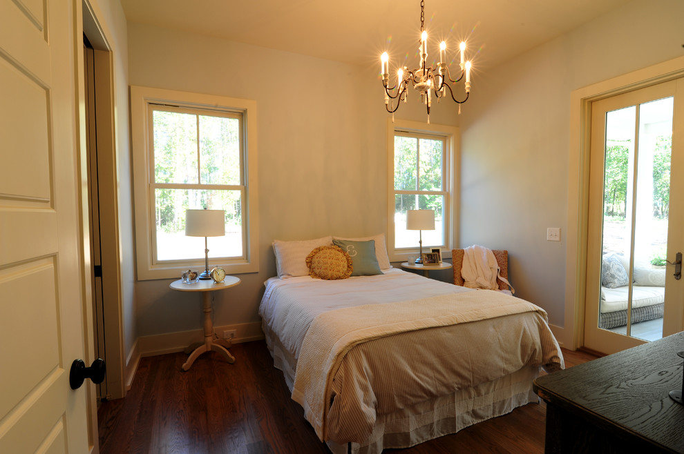 Uriges Schlafzimmer ohne Kamin mit grauer Wandfarbe und dunklem Holzboden in San Francisco