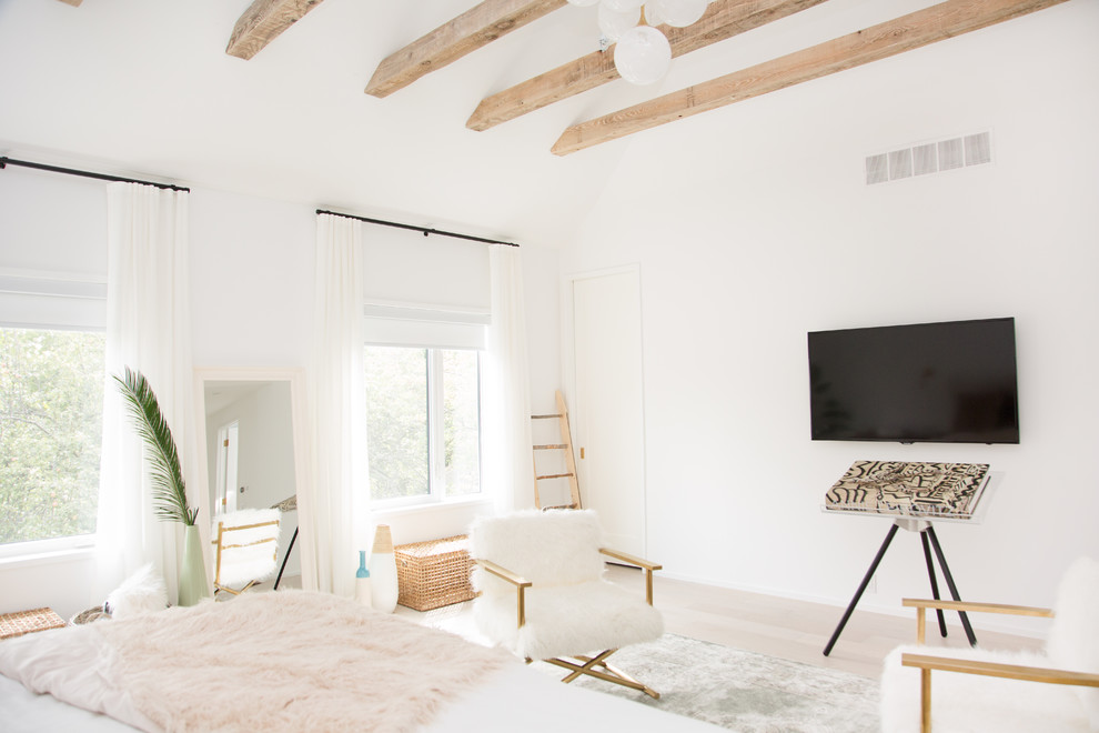 Foto de dormitorio principal escandinavo extra grande con paredes blancas, suelo de madera clara y suelo blanco