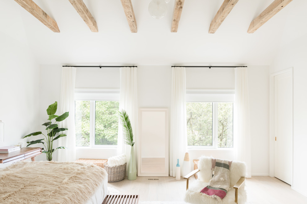 На фото: огромная хозяйская спальня в скандинавском стиле с белыми стенами, светлым паркетным полом и белым полом