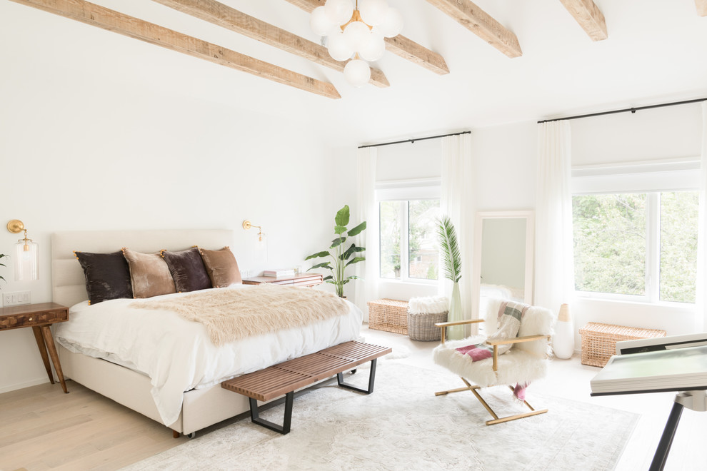 Modelo de dormitorio principal escandinavo extra grande con paredes blancas, suelo de madera clara y suelo beige