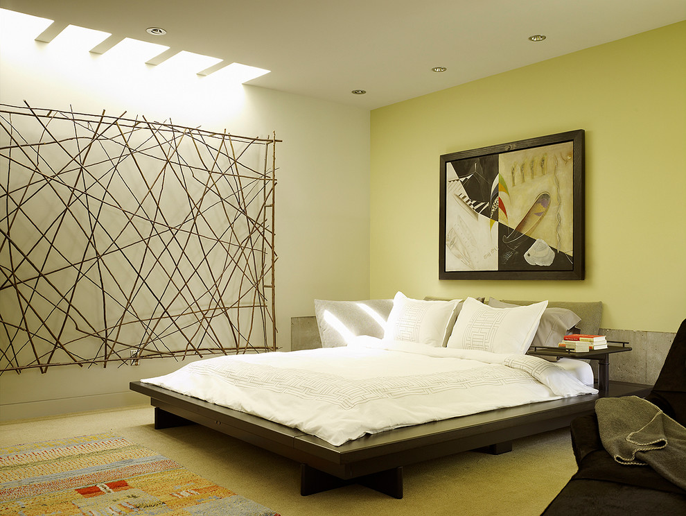 Modelo de dormitorio principal contemporáneo grande con paredes verdes