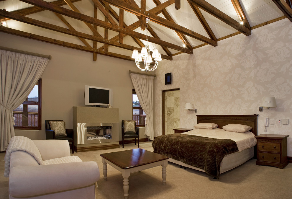 Klassisches Schlafzimmer mit beiger Wandfarbe und Teppichboden in Sonstige