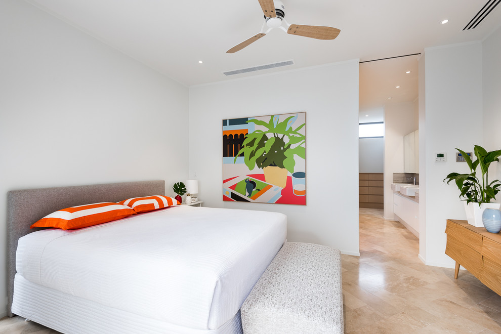 Hauptschlafzimmer mit weißer Wandfarbe in Perth