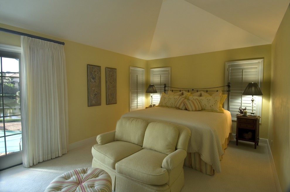 Идея дизайна: большая хозяйская спальня в морском стиле с желтыми стенами, ковровым покрытием и бежевым полом