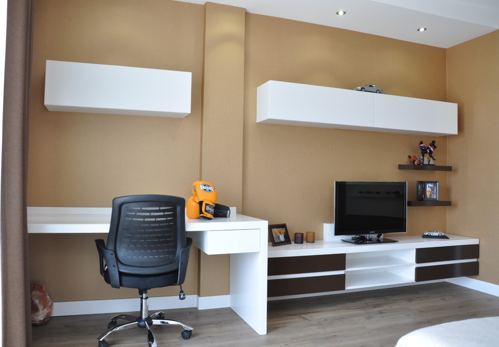 Aménagement d'une chambre mansardée ou avec mezzanine moderne de taille moyenne avec un mur marron et un sol en bois brun.