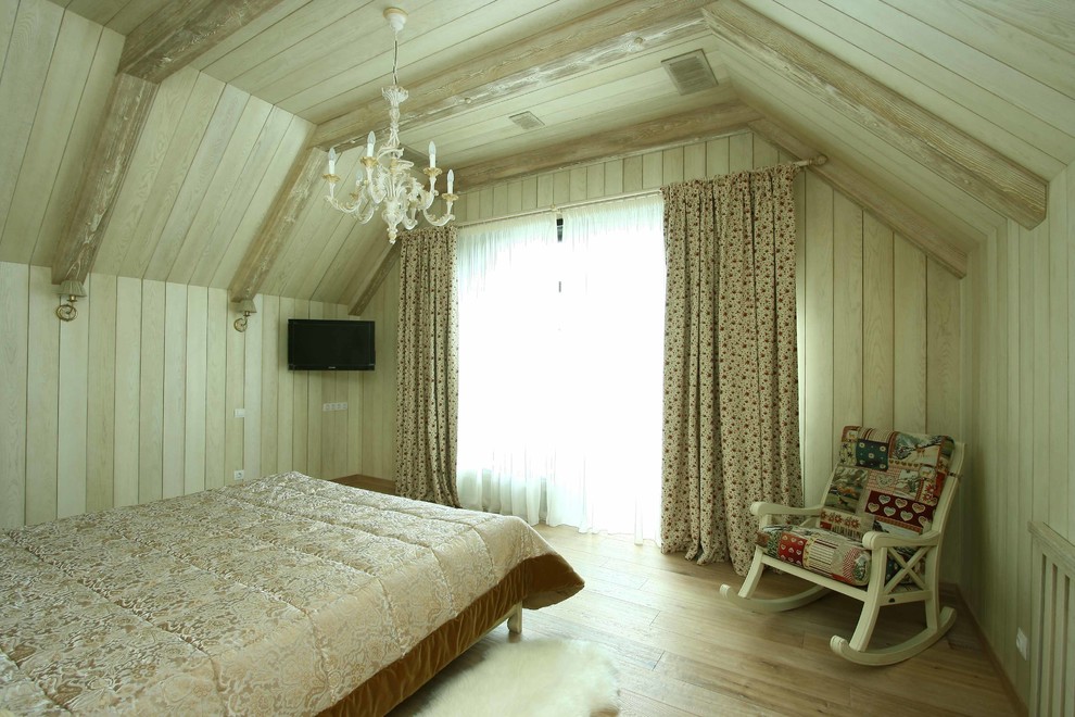 Modelo de dormitorio televisión rústico con suelo de madera clara