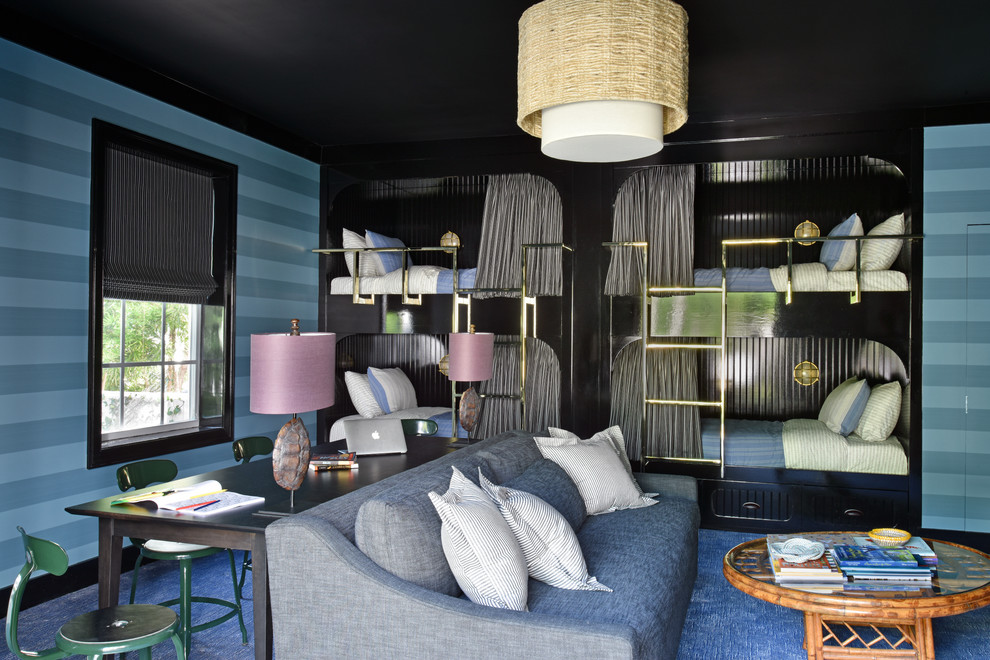 Ispirazione per una camera da letto stile loft stile marinaro con pareti blu e moquette
