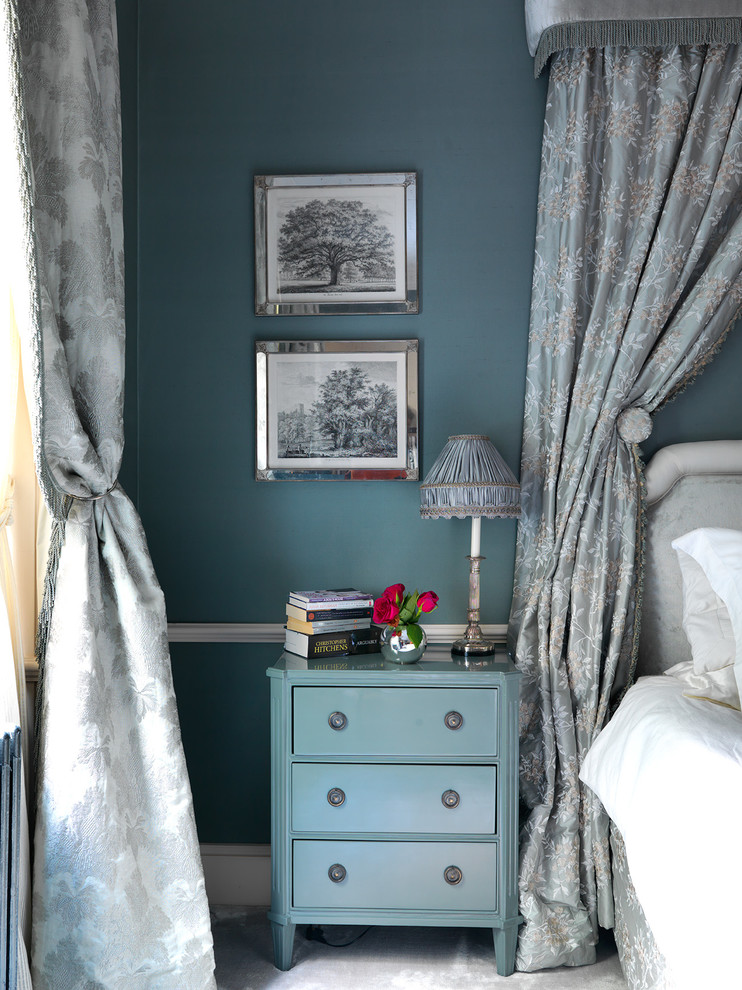 Ispirazione per una camera da letto classica con pareti blu e moquette