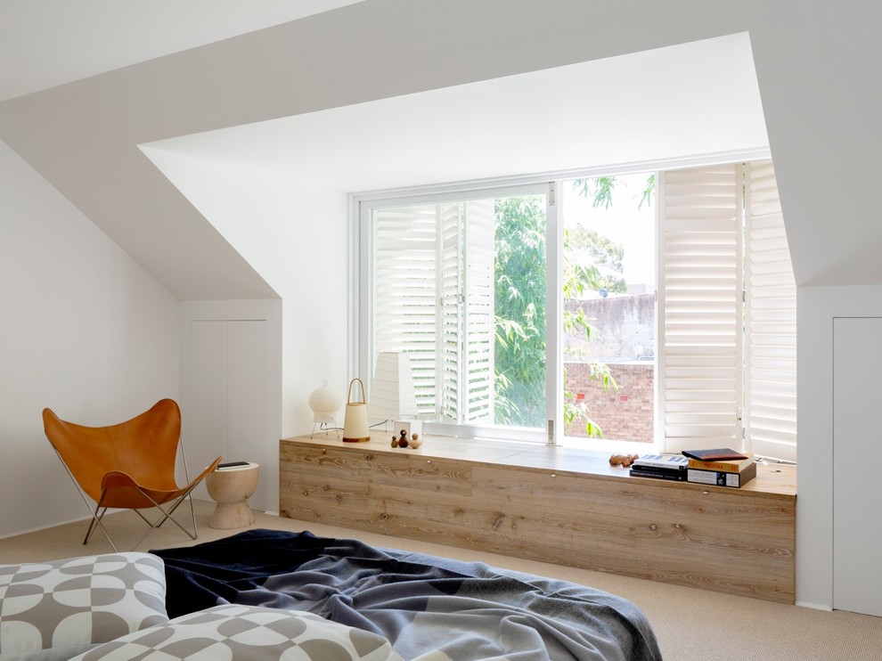 Стильный дизайн: хозяйская спальня среднего размера в современном стиле с белыми стенами и ковровым покрытием - последний тренд