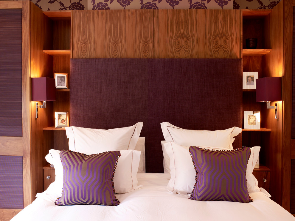 Источник вдохновения для домашнего уюта: хозяйская спальня среднего размера в современном стиле с фиолетовыми стенами и ковровым покрытием без камина