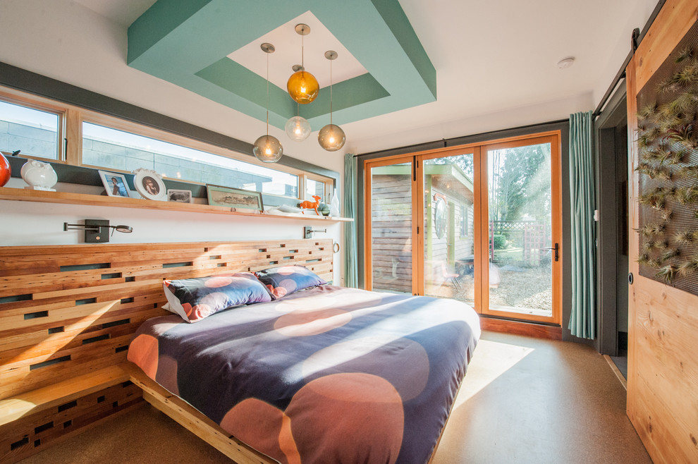 Imagen de dormitorio principal vintage de tamaño medio sin chimenea con paredes blancas y suelo de corcho