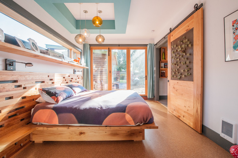 Mittelgroßes Retro Hauptschlafzimmer ohne Kamin mit weißer Wandfarbe und Korkboden in Portland