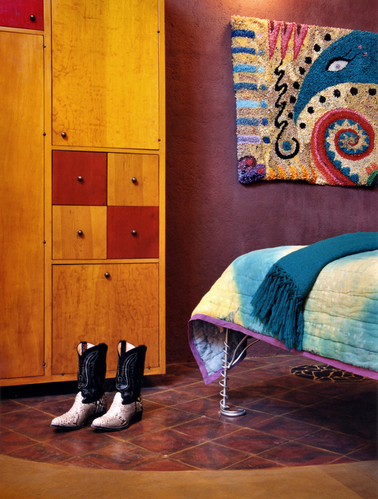 Stilmix Hauptschlafzimmer mit lila Wandfarbe und Terrakottaboden