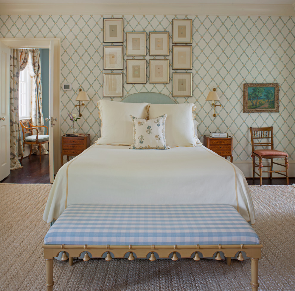 Стильный дизайн: спальня в классическом стиле с разноцветными стенами - последний тренд
