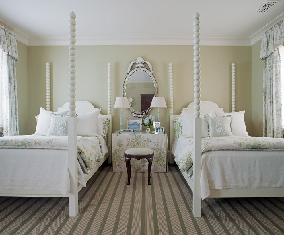 На фото: гостевая спальня (комната для гостей) в классическом стиле с бежевыми стенами и ковровым покрытием без камина с