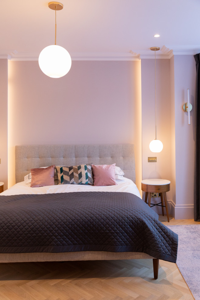 Mittelgroßes Modernes Hauptschlafzimmer mit rosa Wandfarbe, hellem Holzboden und beigem Boden in London